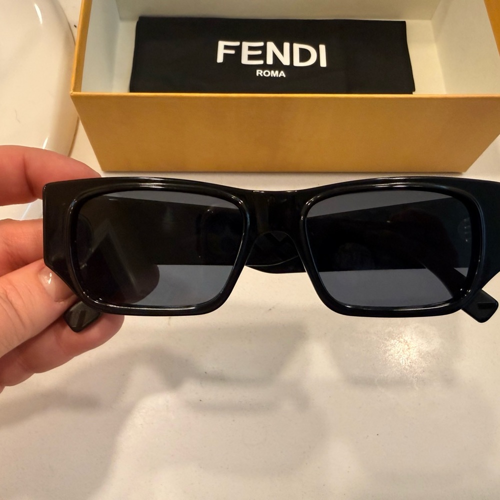 Fendi Black Rectangular Sunglasses with Gold FF D… - image 4